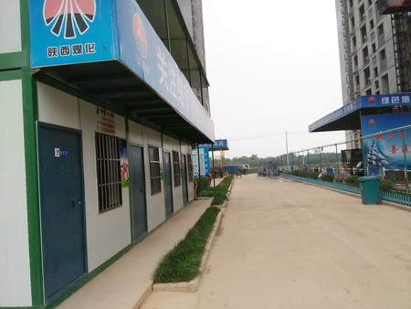 在现场临建总平面布置时,本着合理,紧凑的原则,在满足施工要求的前提