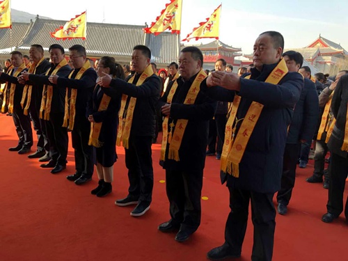 置业公司董事长米国保陪同下,应陕西协和投资控股集团董事长成建礼,所
