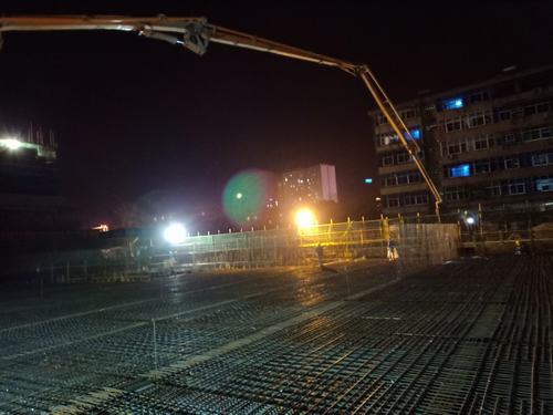 图一为项目部施工的二院安置房地下车库11日晚2000时浇筑混凝土时的