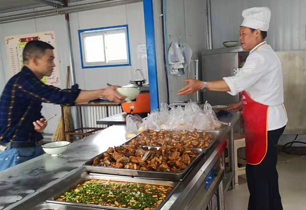 工地食堂里飘出了“家乡味”