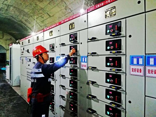 该队春节期间施工的西卓煤矿一盘区5煤变电所电气设备安装工程,由于矿