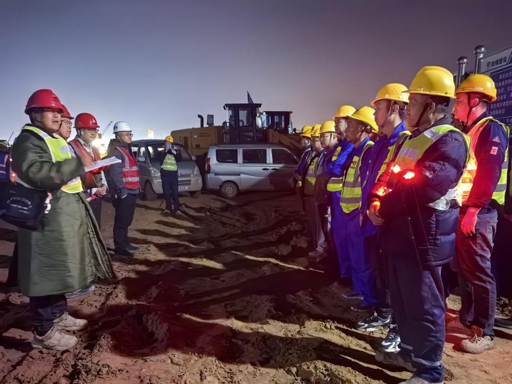 陕煤建设西北分公司:机械轰鸣战夜色 土方作业质量“零折扣”