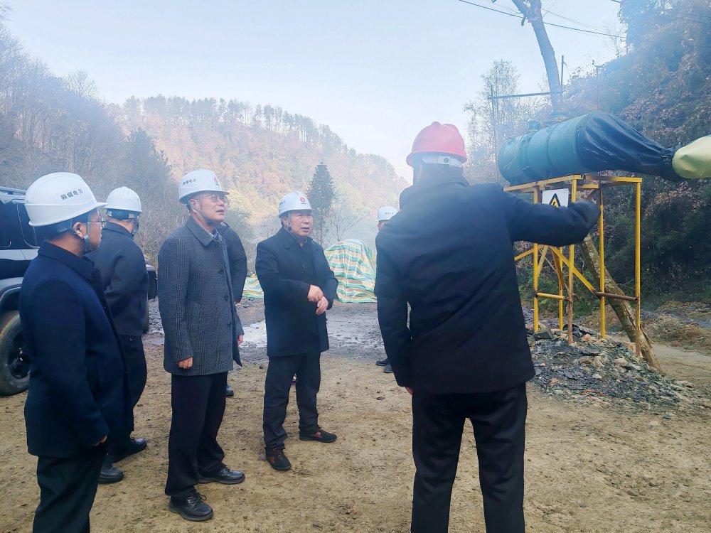 陕煤集团总经理助理、陕煤电力集团党委书记、董事长冯平安一行深入西乡抽蓄电站勘探平硐项目现场检查指导前期准备工作