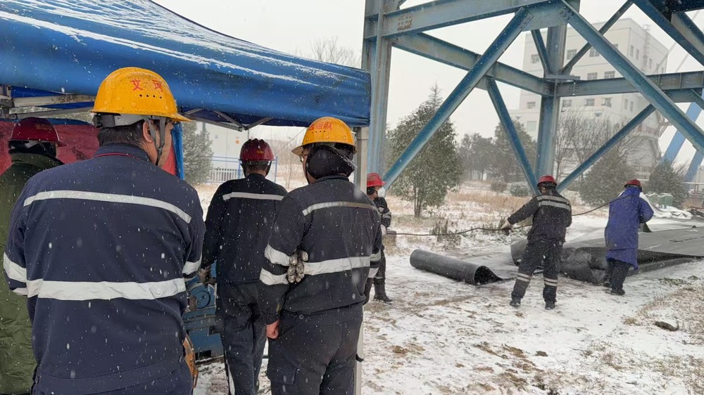 陕煤建设洗选煤运营公司澄合山阳运营项目部:凛风裹雪换皮带 坚守岗位迎新年