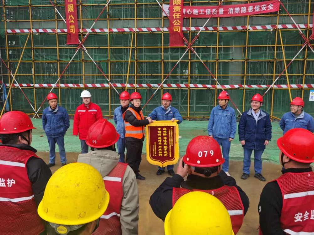 攻坚收官迎新春 封顶献礼启新程