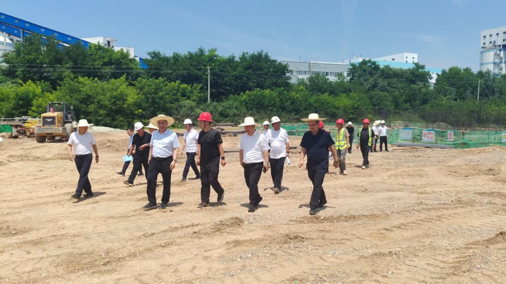 陕西彬长矿业集团有限公司董事长焦小年莅临胡家河煤矿矿井水处理系统改造扩容项目土建工程项目现场视察指导工作