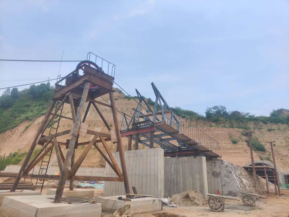 陕煤建设矿建三公司承建的山阳煤矿二号回风斜井明槽开挖、双天轮架安装工程顺利完工