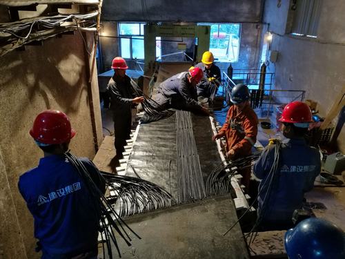 机电安装公司酒钢项目部提前完成胶带更换任务