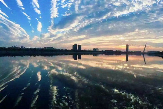 一片暮霭于远处飘浮