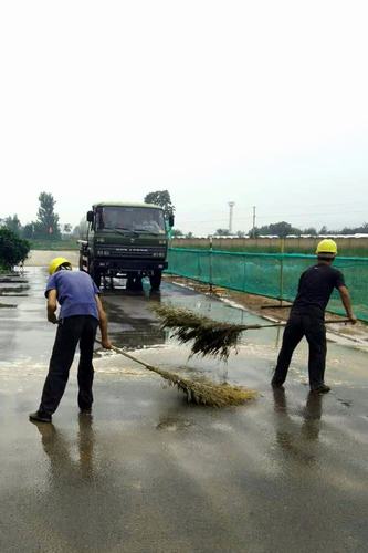 “为我们的工地洗洗澡”