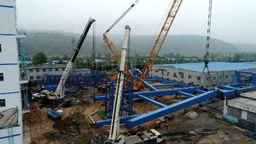 80米高空上演“极限挑战”