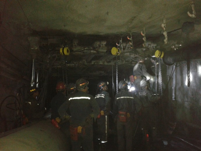 矿建三公司双龙项目部安全顺利拆除掘进临时支护装置