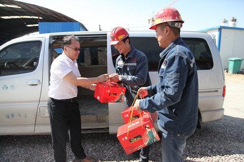 矿建二公司中秋节慰问一线工人小小月饼暖人心