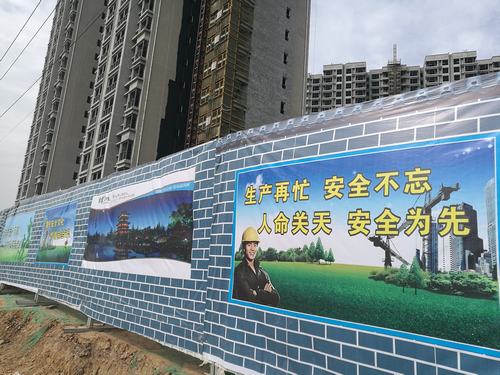 “在这里 看文明”——工地围挡“穿新衣”