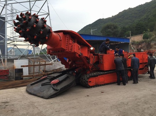 矿建三公司双龙项目部 EBZ-230掘进机顺利入井