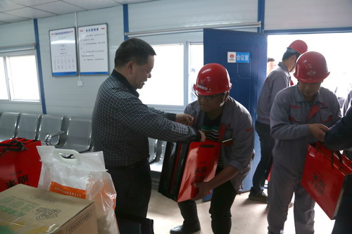 陕煤集团总经理助理、建设集团联合党委书记、董事长宁兴刚一行深入基层慰问一线员工