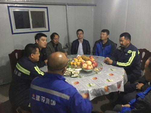 工地上有滋有味过中秋