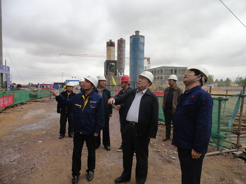 陕煤集团总经理助理、建设集团联合党委书记、董事长宁兴刚一行中秋节深入曹家滩项目工地视察慰问