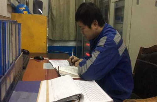 扎根毛乌素沙漠  书写无悔人生