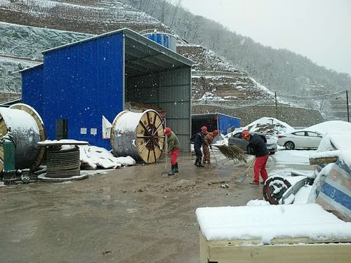 矿建二公司冶坪工地：我们一起扫雪去