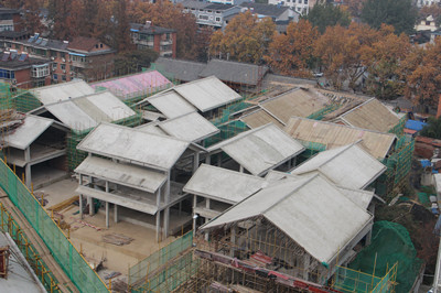 顶风冒雨忙施工 争分夺秒赶工期