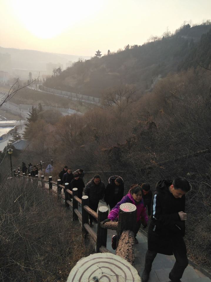 设备租赁中心开展“庆元旦﹒迎新春”登山活动