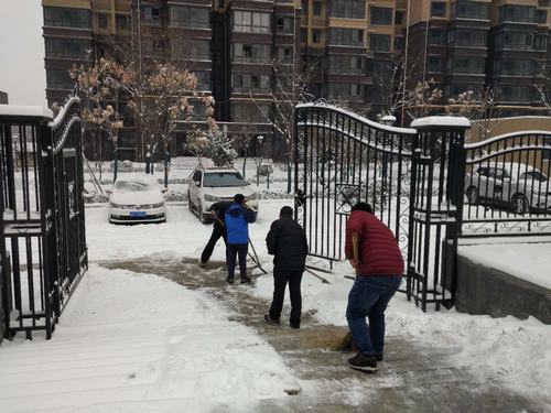 澄合分公司志愿扫雪献爱心