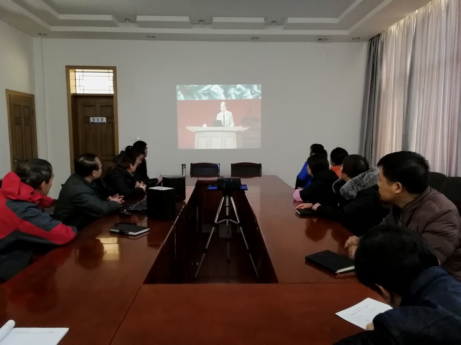 矿建三公司机关干部员工集中观看视频讲座《不忘初心 方得始终》