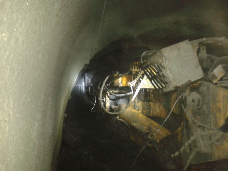 矿建三公司双龙项目部西翼运输巷与1#联巷顺利贯通