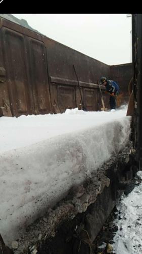 洗选煤运营公司柠条塔运营项目部铲冰除雪攻坚战取得胜利