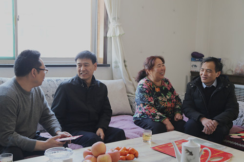 建设集团联合党委副书记、纪委书记、工会主席侯本英走访慰问机电安装公司困难职工