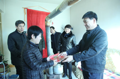  心系困难职工，情暖困难党员