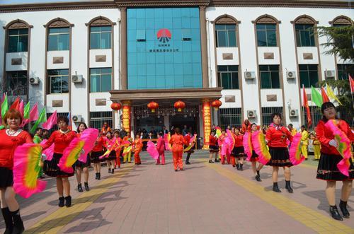 锣鼓喧天鼓士气 人潮涌动庆元宵