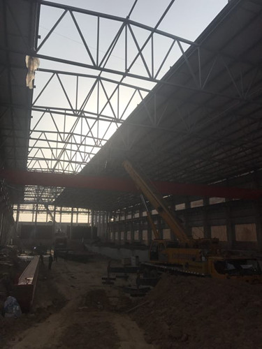 天工公司铜川项目部美鑫熔铸车间33米跨天车一次性吊装完成