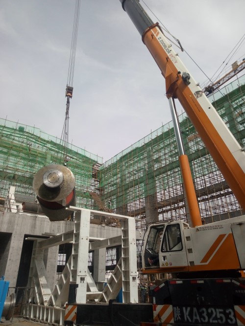 机电安装公司承建的小保当一号煤矿主斜井带式输送机配电、控制及机械设备安装如火如荼