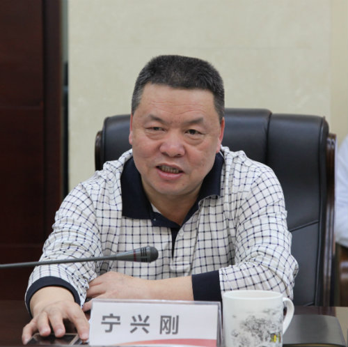 座谈时,宁兴刚首先对陕西有色冶矿集团董事长王天雄一行的到访表示