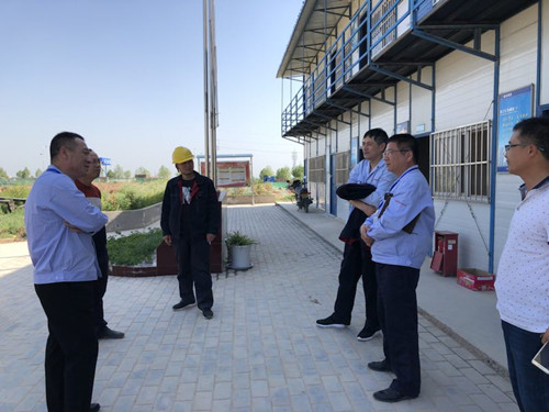 蒲城清洁能源公司副总经理任大伟一行莅临天工公司清源小区检查工程进度和质量