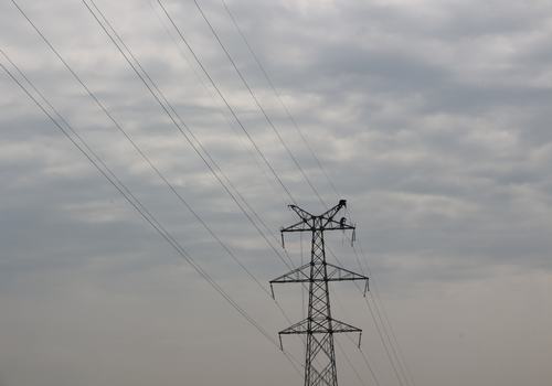 210国道完善项目服务区高压线升塔顺利完工