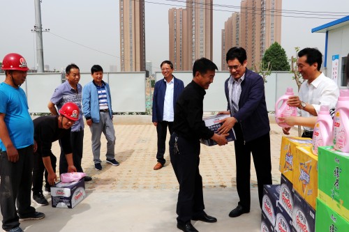 司正林一行看望慰问节日期间奋战在施工一线的职工