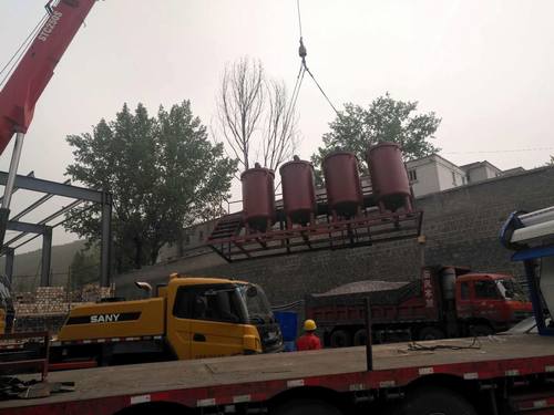 铜煤公司承建的陕西铜川矿业下石节煤矿二号风井副斜井矿井水处理站工程项目大型设备安装顺利完成一次性吊装