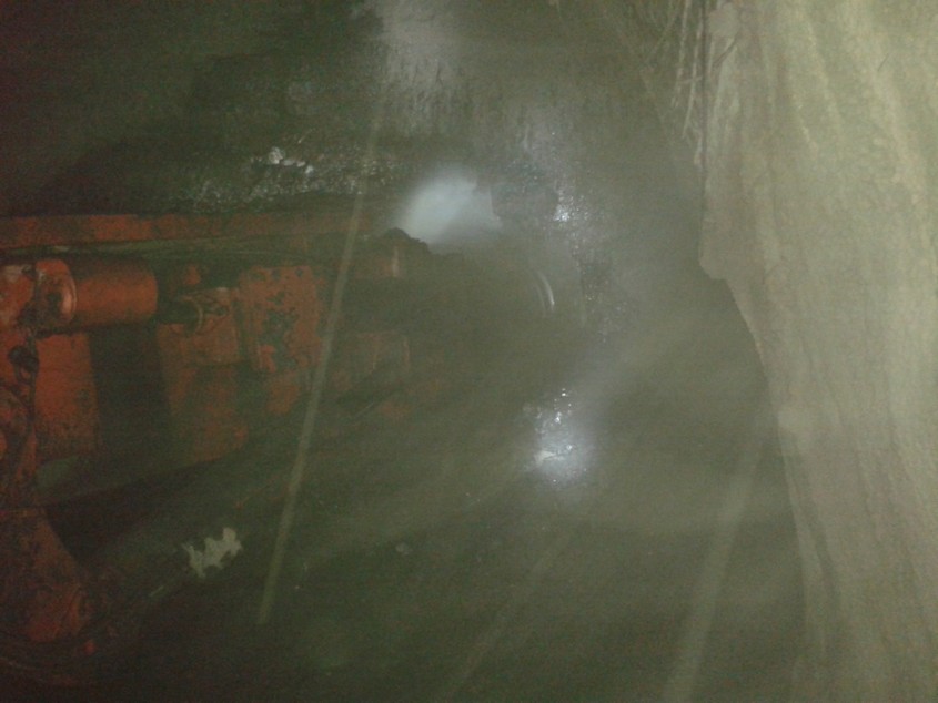 矿建三公司双龙项目部108综采工作面回风顺槽与西翼辅助运输巷顺利贯通