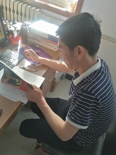 铜煤公司基层党支部组织开展学习《梁家河》读书活动