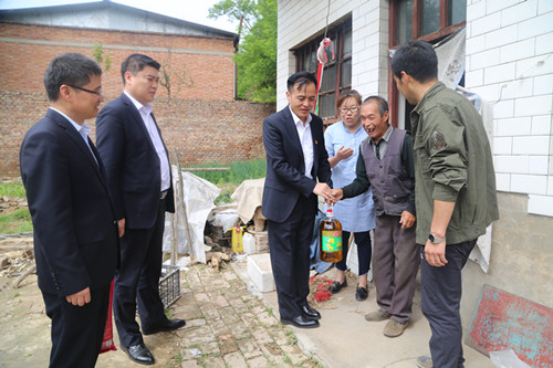 文明乡村共创建  扶贫帮困在行动