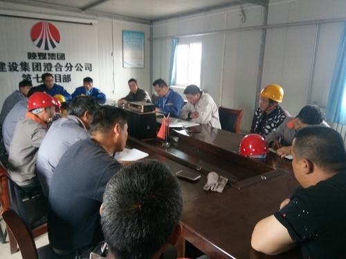 赶工期加班加点 干工作不等不靠