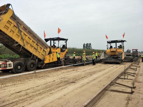陕煤建设澄合分公司G242大荔过境公路建设工程水稳摊铺全面展开