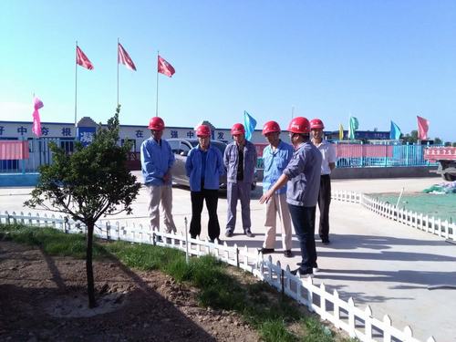 陕西渭河彬州化工公司总经理赵亚周深入乙二醇生活区项目检查工作