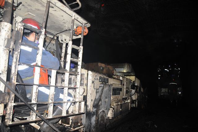 陕煤建设掘进公司小保当项目部112201外回风顺槽与切眼顺利贯通