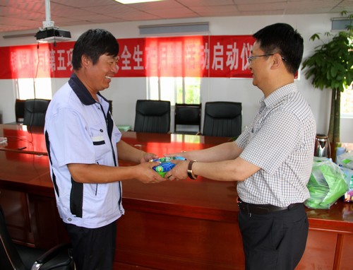 炎炎夏日送清凉 浓浓情意沁心中