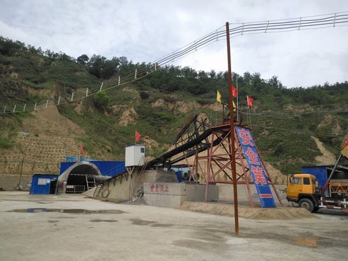 陕煤建设矿建二公司车村项目部主斜井成功穿过3-2煤层