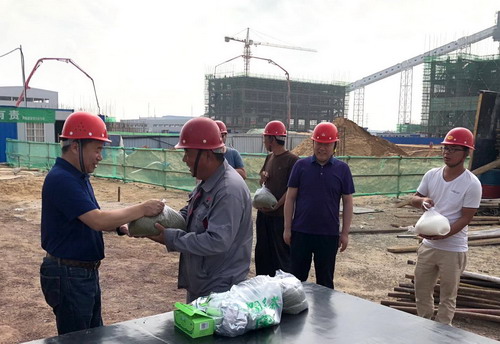 陕煤建设铜川公司:炎炎夏日送清凉 丝丝关爱寄深情